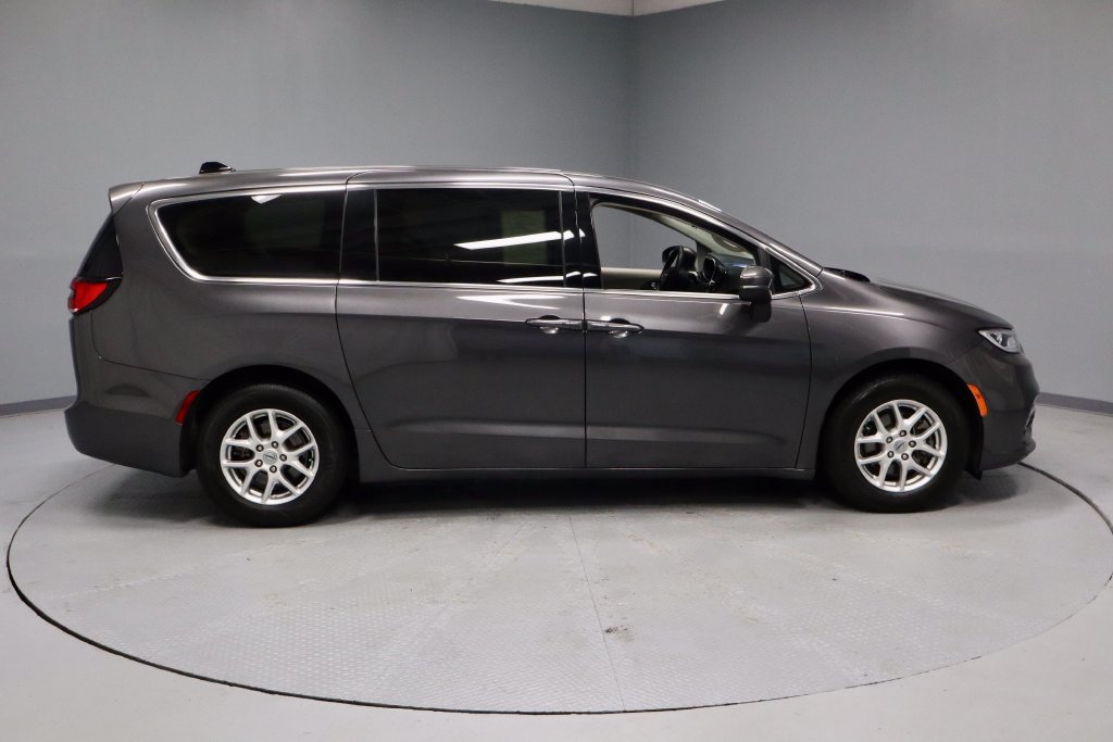 Used 2023 Chrysler Pacifica Touring-L FWD image 12