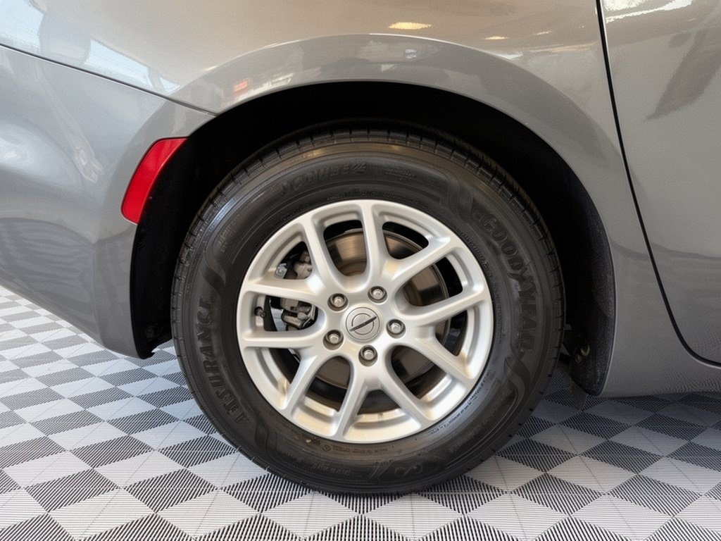 Used 2023 Chrysler Pacifica Touring-L FWD image 13
