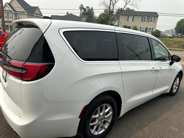 Used 2025 Chrysler Pacifica Select FWD image 6