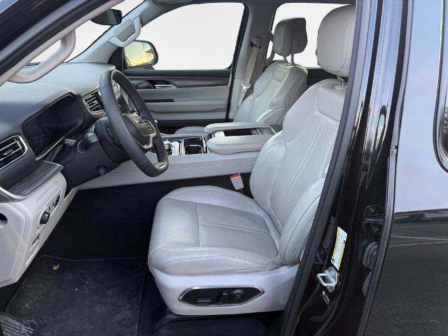 Used 2024 Jeep Wagoneer L Series III w/ Flexible Seating Group AWD/4WD image 12