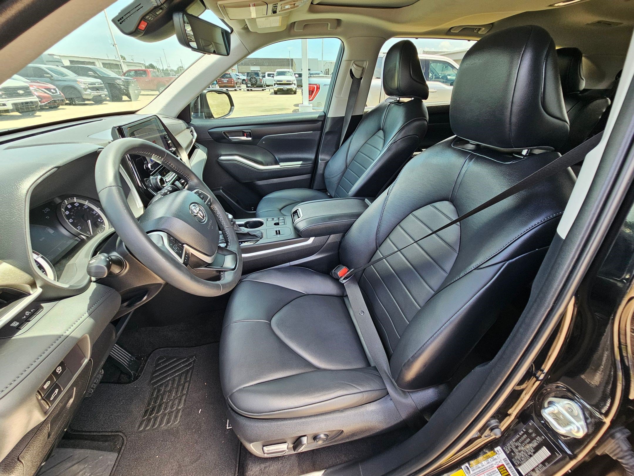 Used 2023 Toyota Highlander XLE FWD image 16