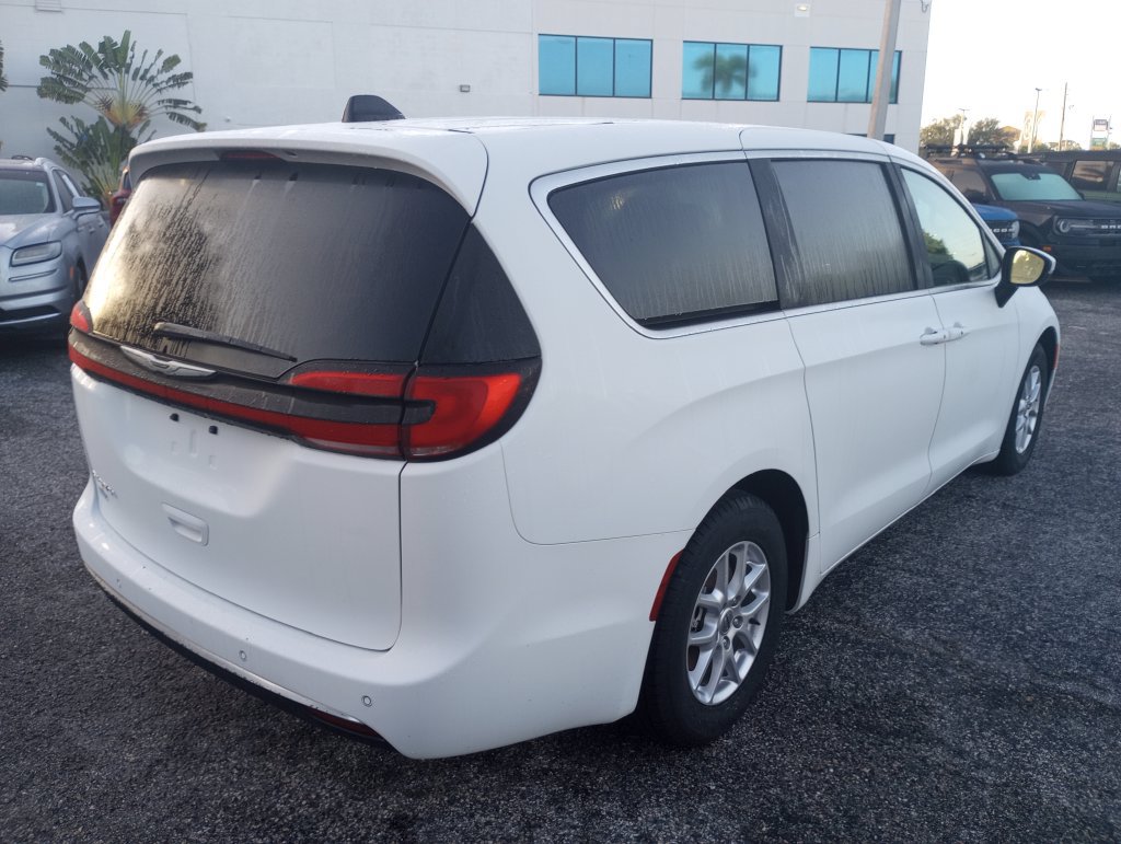Used 2023 Chrysler Pacifica Touring-L FWD image 7