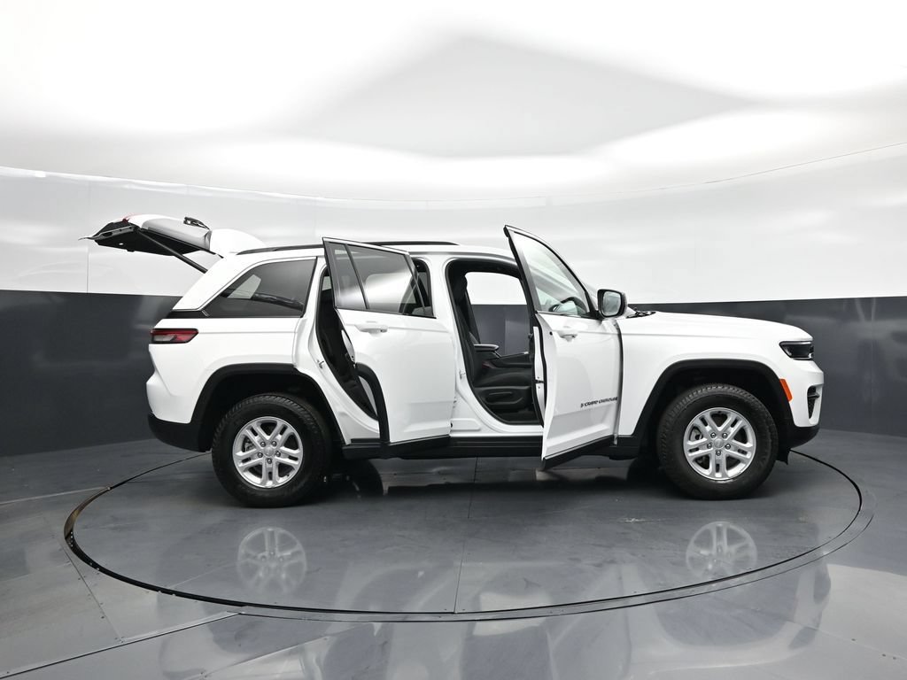 Used 2025 Jeep Grand Cherokee Laredo w/ Luxury Tech Group I AWD/4WD image 4