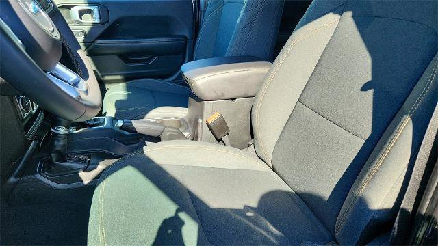 Used 2025 Jeep Wrangler Unlimited Sahara image 11