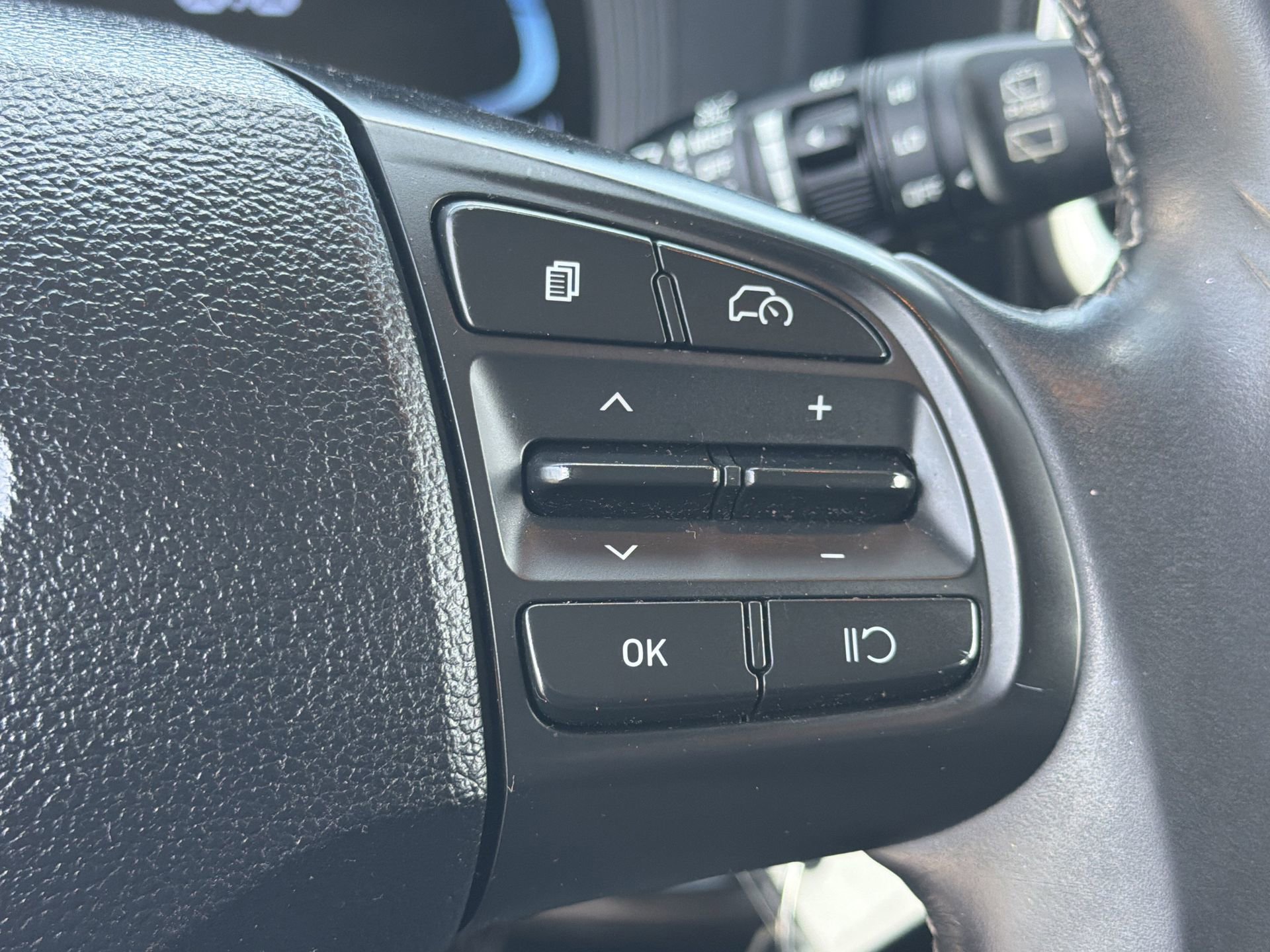 Used 2023 Hyundai Venue SEL FWD image 11