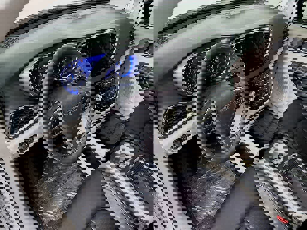 Used 2024 Chrysler Pacifica Touring-L image 9