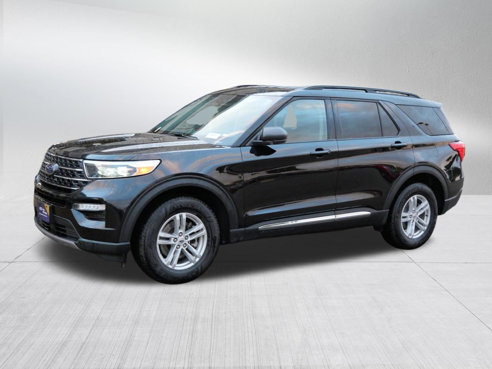 Certified 2024 Ford Explorer XLT w/ Equipment Group 202A AWD/4WD image 3