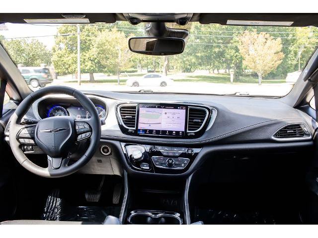 Used 2025 Chrysler Pacifica Limited FWD image 12