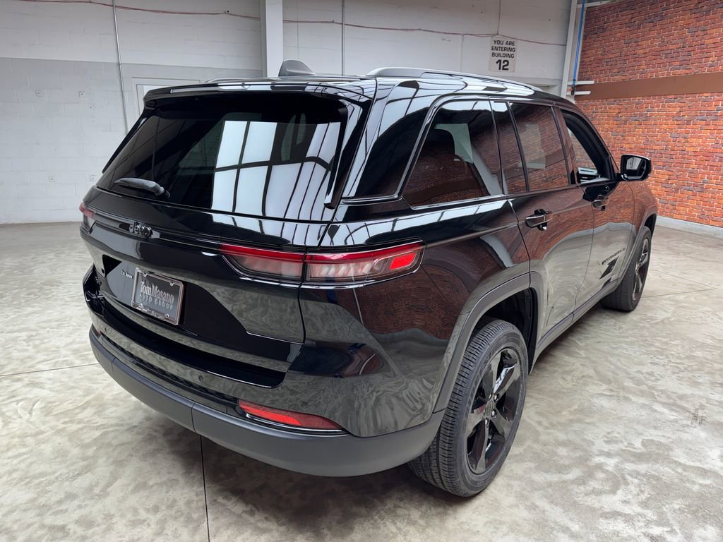 Used 2023 Jeep Grand Cherokee Altitude AWD/4WD image 5