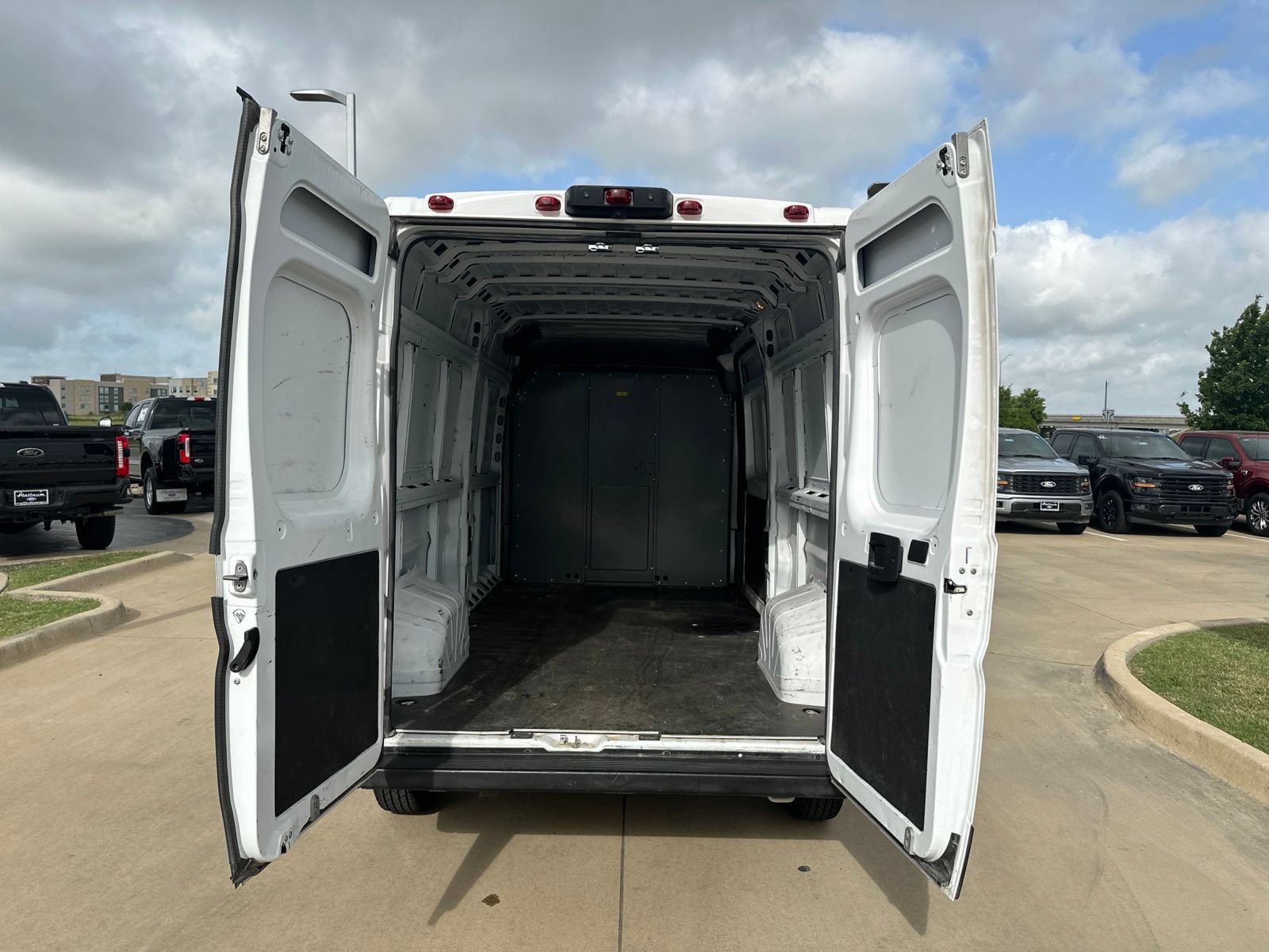 Used 2023 RAM ProMaster 2500 w/ Premium Convenience Group (B) FWD image 12