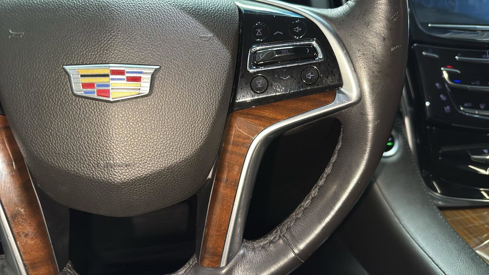 Used 2018 Cadillac Escalade Luxury image 16