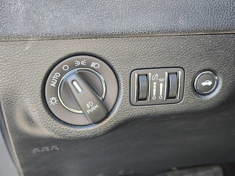 Used 2018 Chrysler 300 Limited w/ Safetytec Plus Group image 34