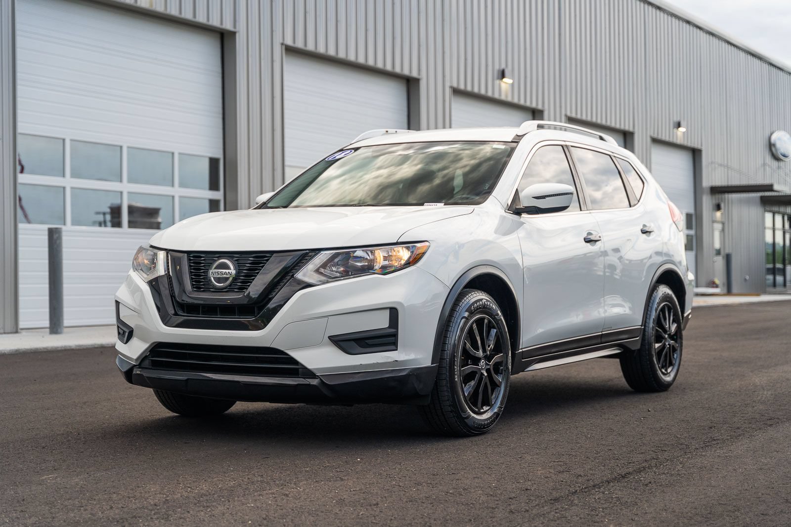 Used 2018 Nissan Rogue SV FWD image 3