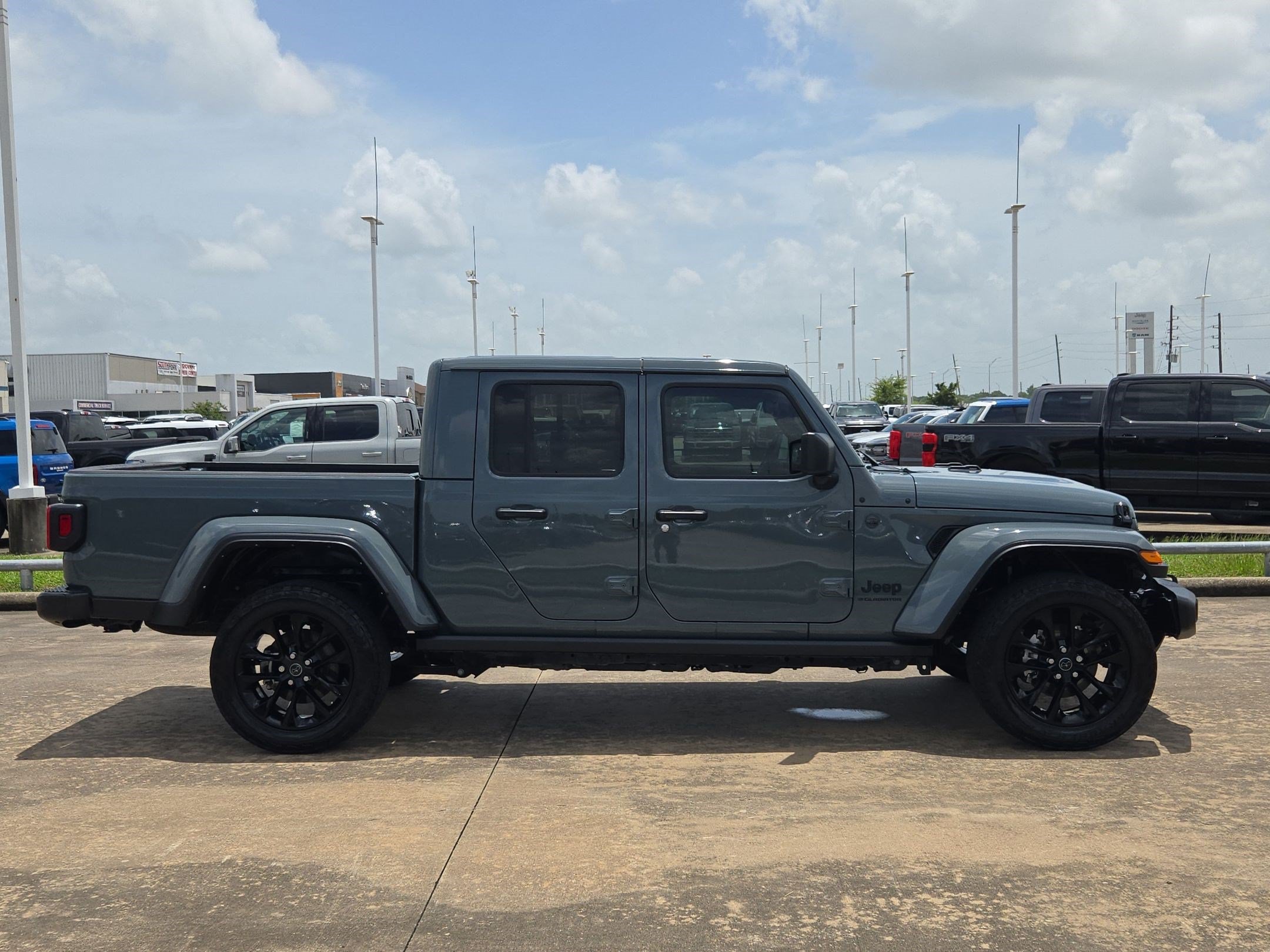 Used 2024 Jeep Gladiator Sport AWD/4WD image 2