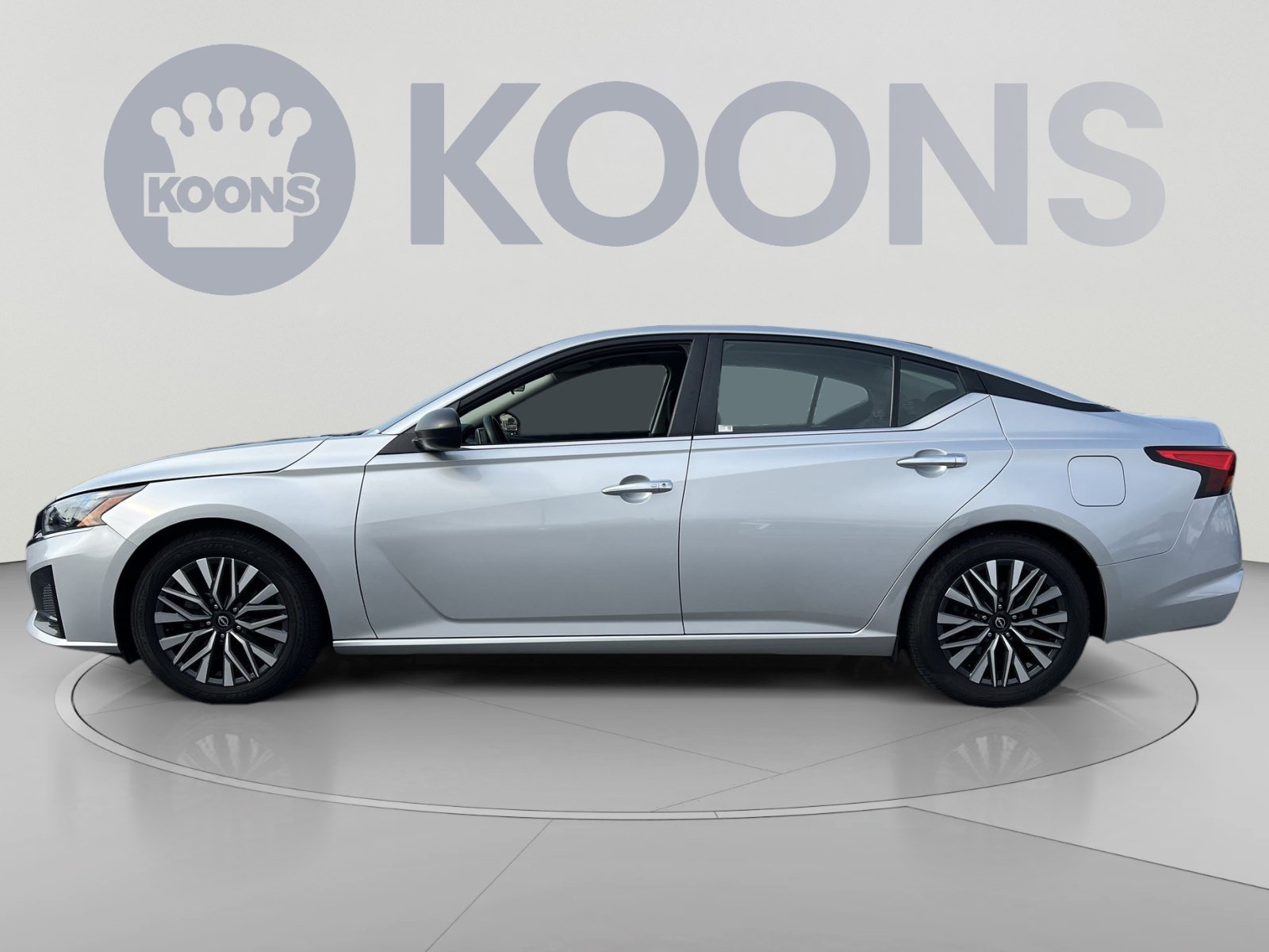 Used 2024 Nissan Altima 2.5 SV FWD image 2