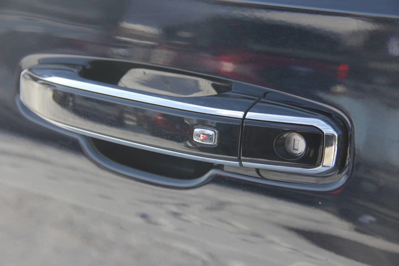 Used 2023 GMC Yukon XL SLT image 11