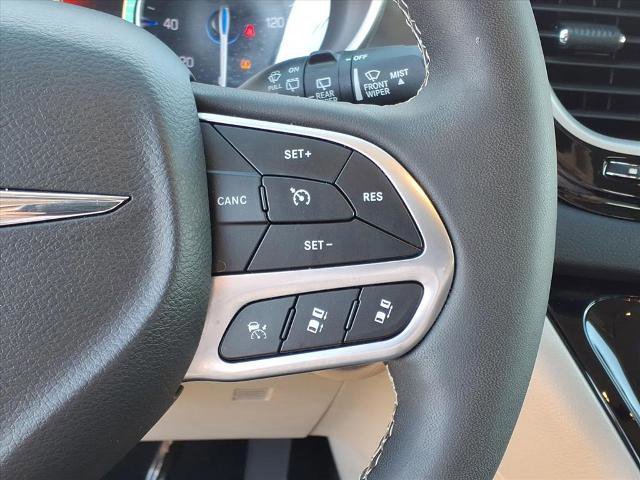 Used 2024 Chrysler Pacifica Touring-L image 22