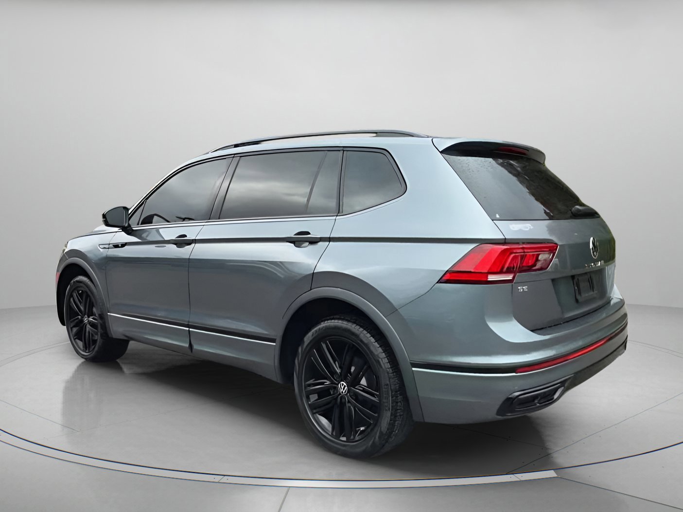 Used 2022 Volkswagen Tiguan SE R-Line image 13