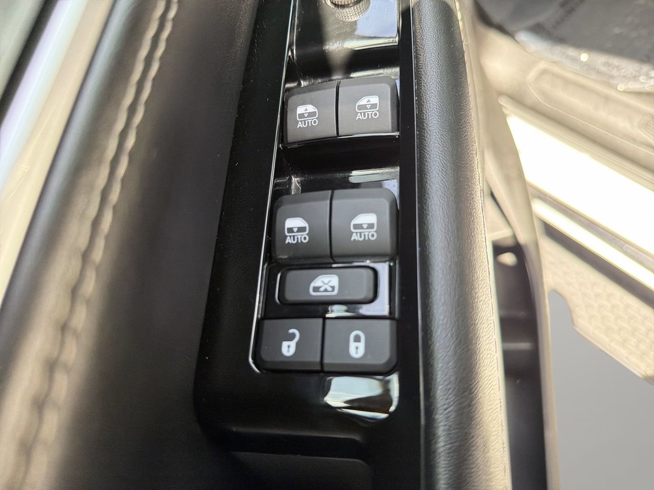 Used 2024 Jeep Wagoneer L Series II RWD image 19