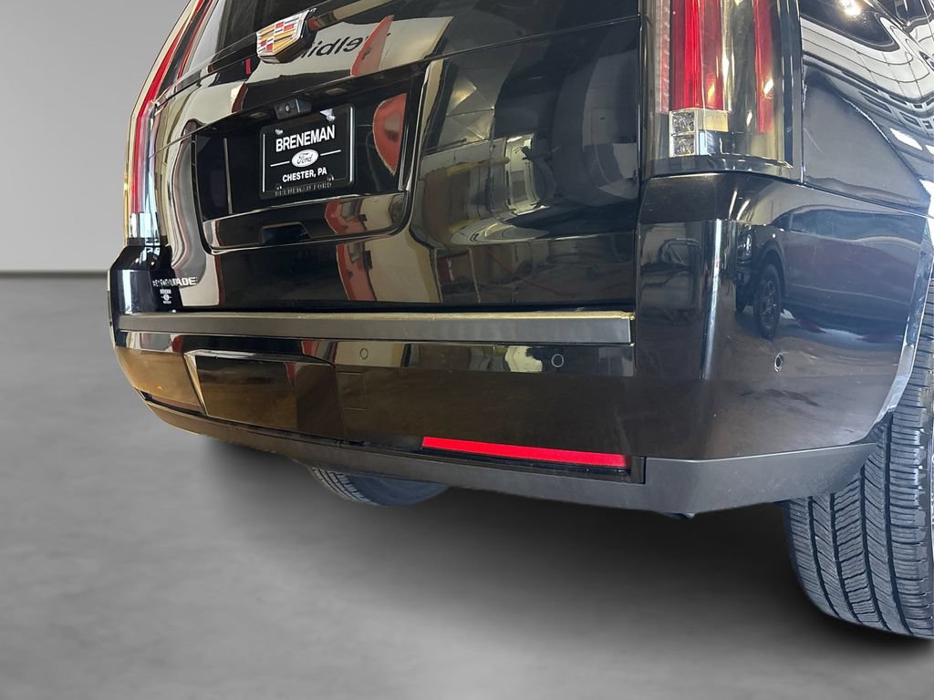 Used 2019 Cadillac Escalade Luxury w/ Escalade Sport Edition AWD/4WD image 18