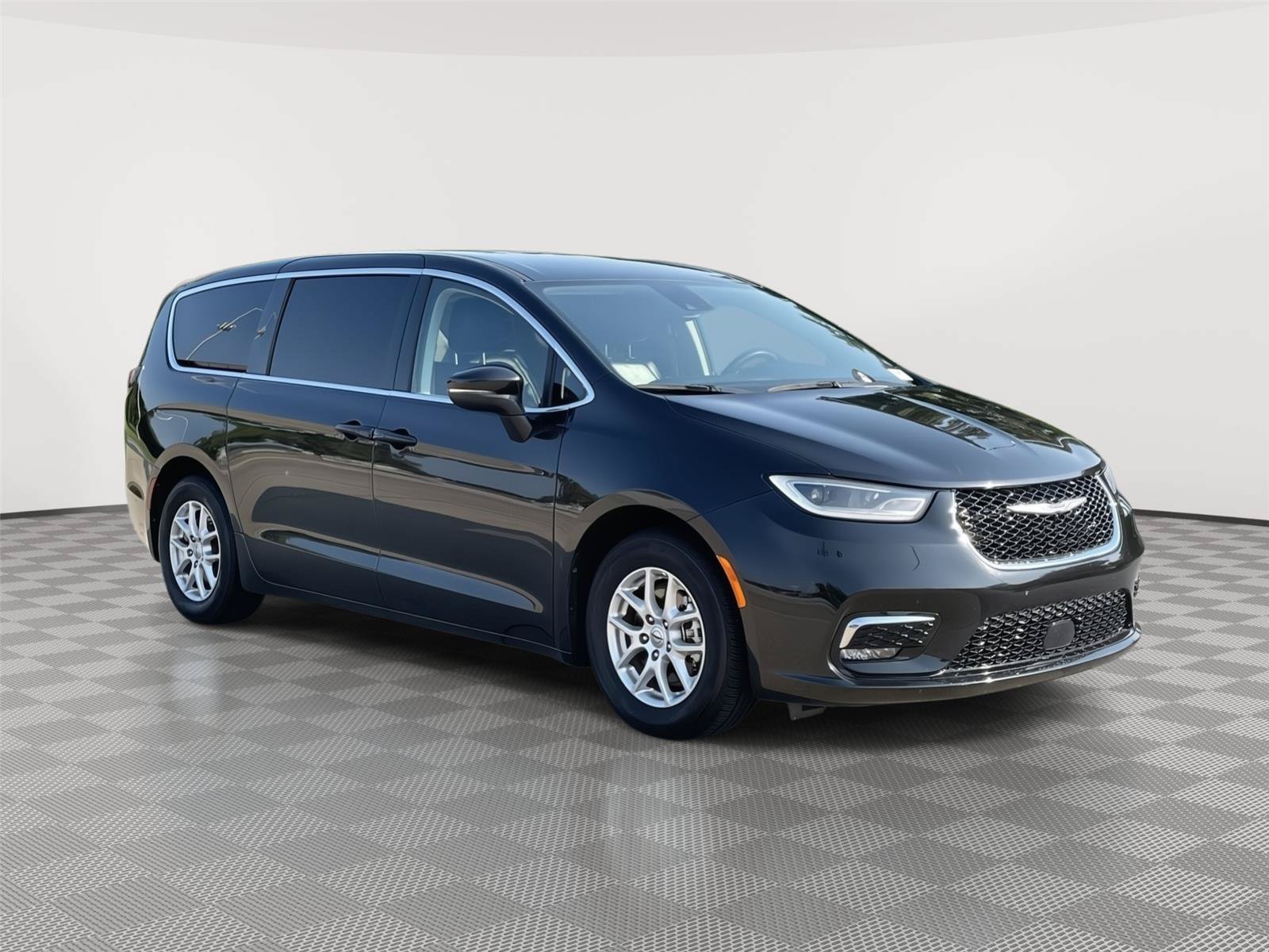 Used 2023 Chrysler Pacifica Touring-L FWD image 5
