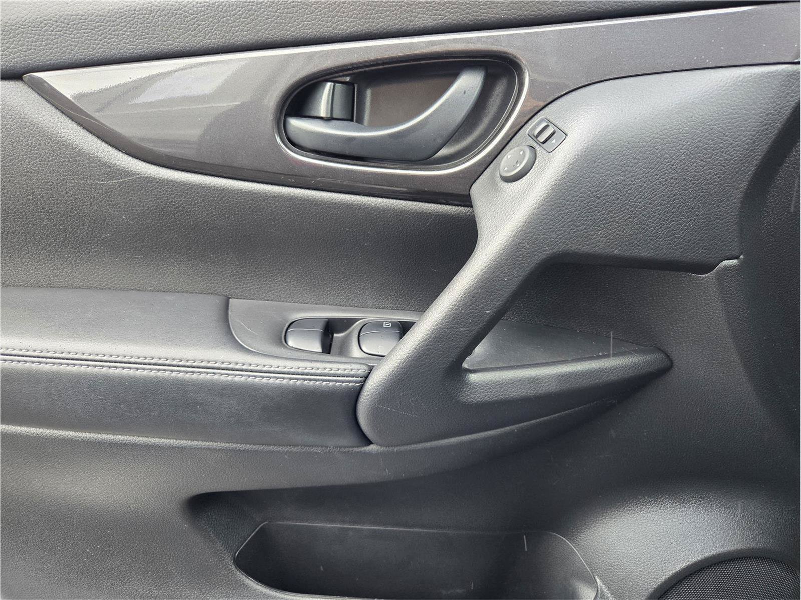 Used 2020 Nissan Rogue S FWD image 18