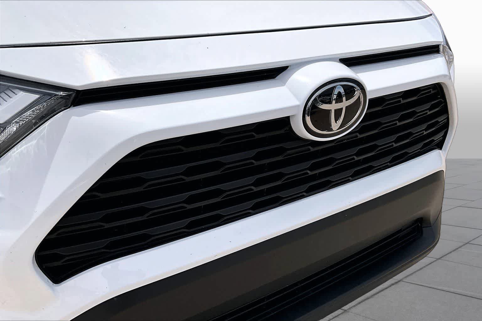 Used 2025 Toyota RAV4 XLE FWD image 28