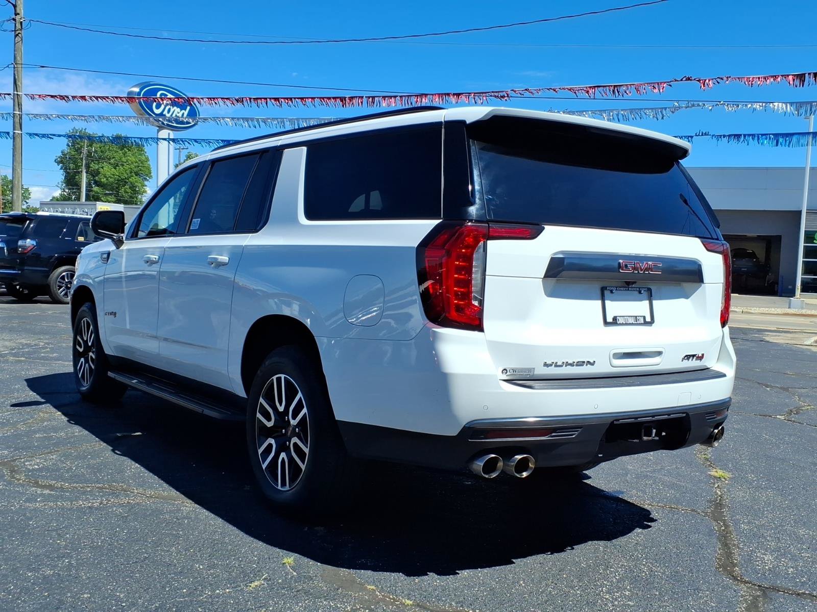 Used 2022 GMC Yukon XL AT4 AWD/4WD image 18