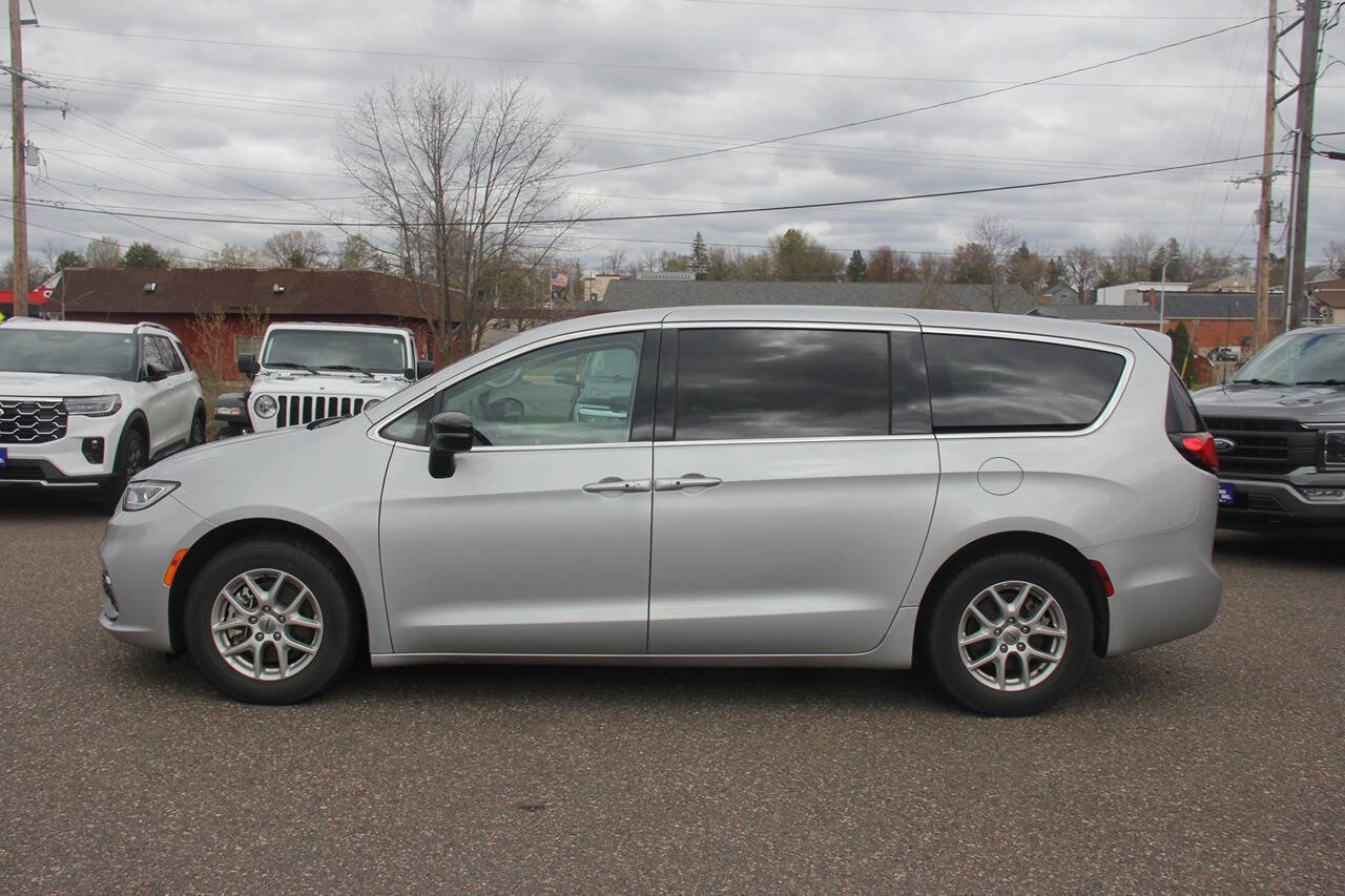 Used 2024 Chrysler Pacifica Touring-L FWD image 7