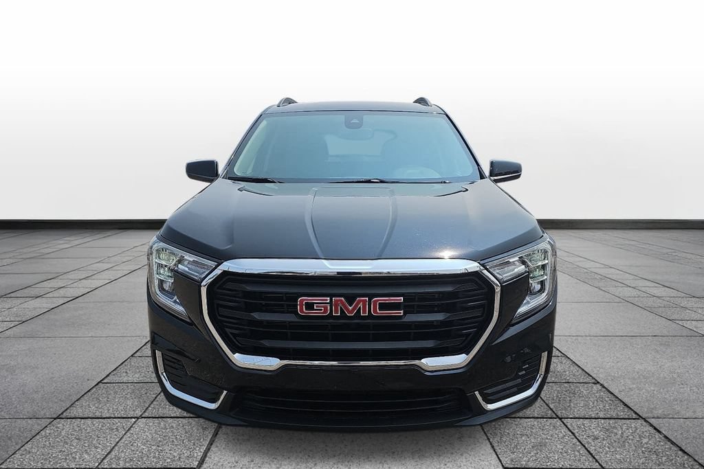 Used 2023 GMC Terrain SLE w/ Driver Convenience Package FWD image 2