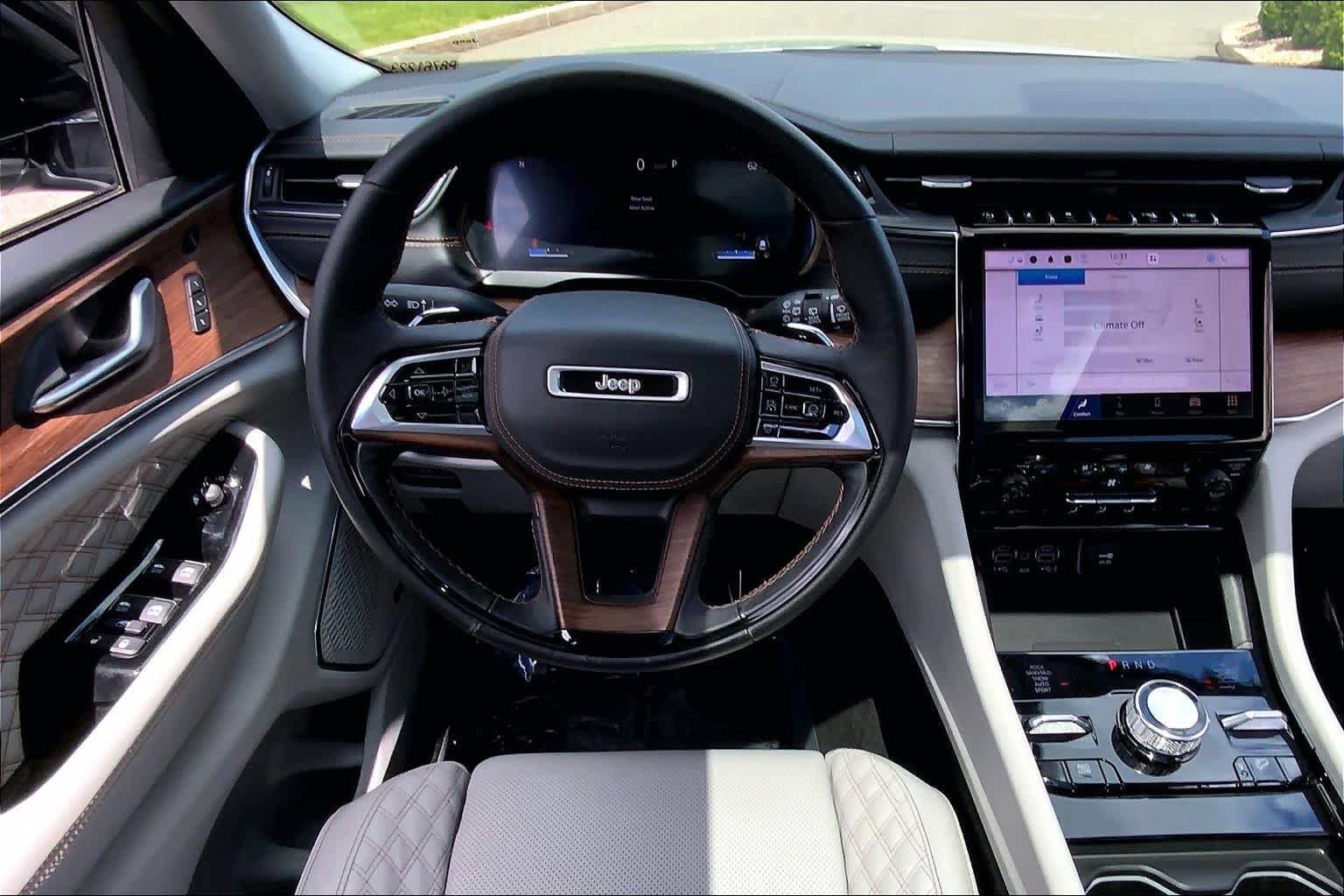 Used 2023 Jeep Grand Cherokee L Summit w/ Luxury Tech Group V AWD/4WD image 6