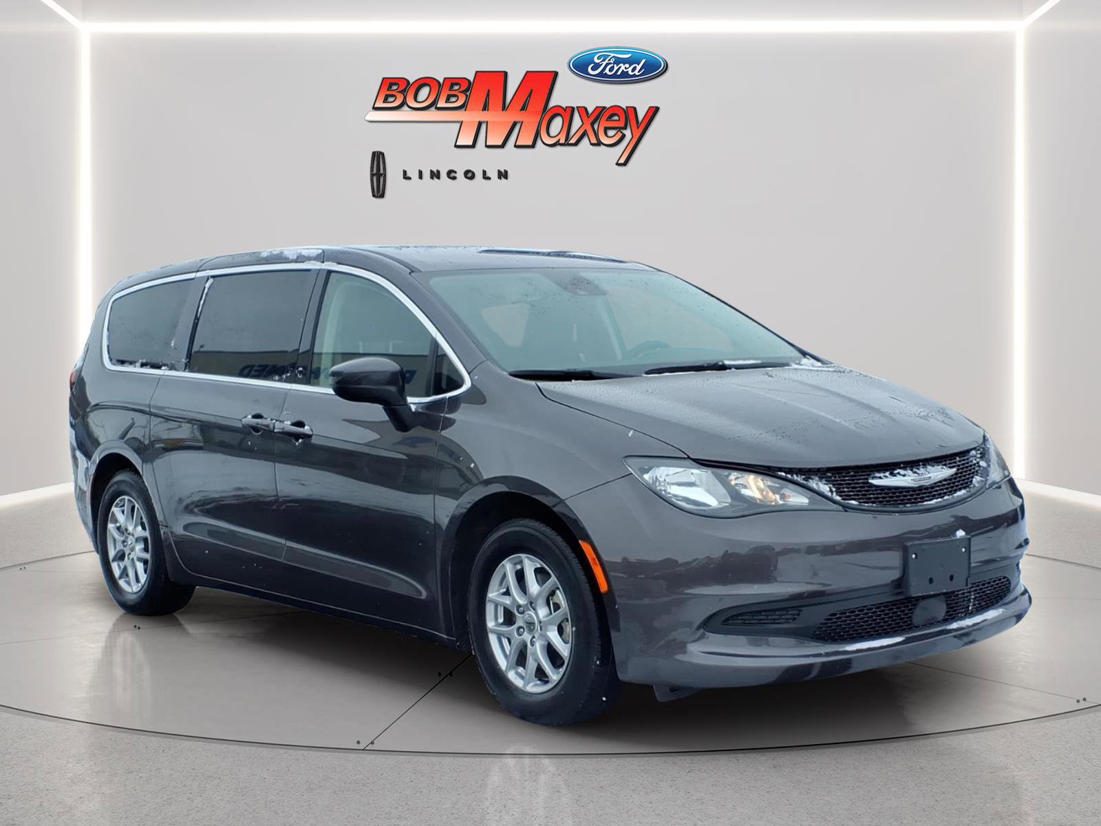 Used 2023 Chrysler Voyager LX image 5