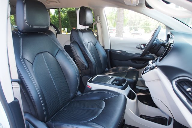 Used 2022 Chrysler Pacifica Touring-L FWD image 11