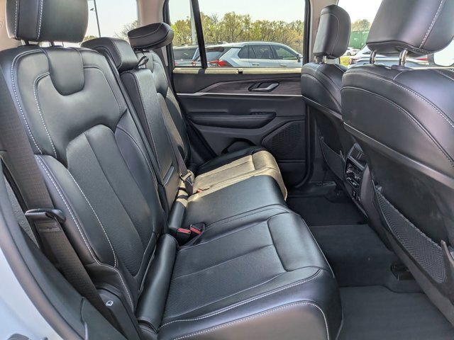 Used 2023 Jeep Grand Cherokee Limited w/ Luxury Tech Group II AWD/4WD image 32