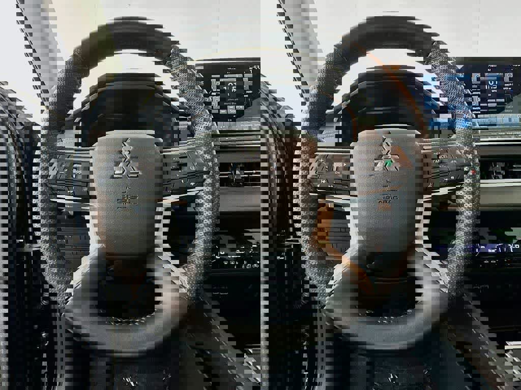 Used 2024 Mitsubishi Outlander SE image 16