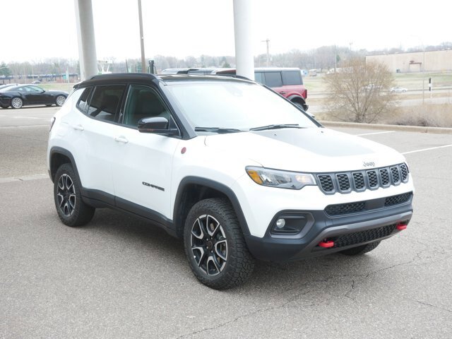 Used 2025 Jeep Compass Trailhawk AWD/4WD image 3