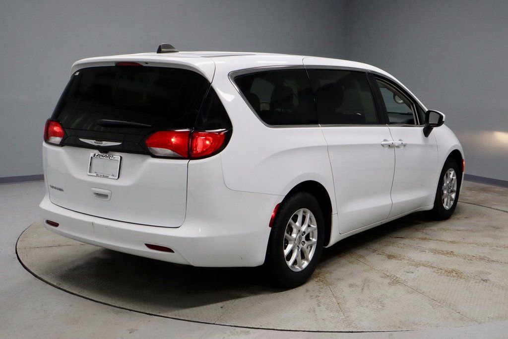 Used 2023 Chrysler Voyager LX image 5