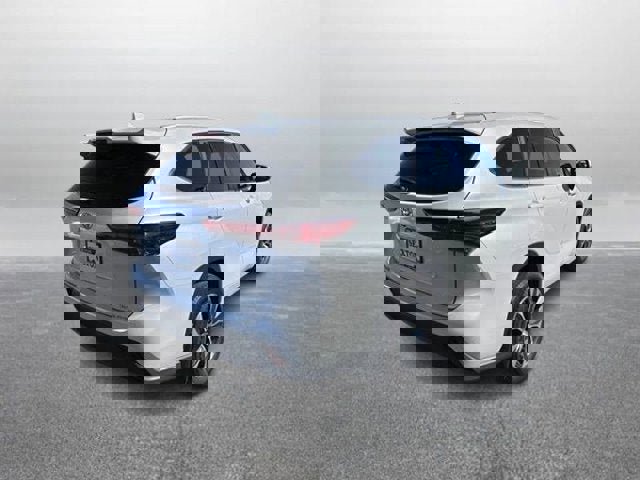 Used 2023 Toyota Highlander XLE image 2