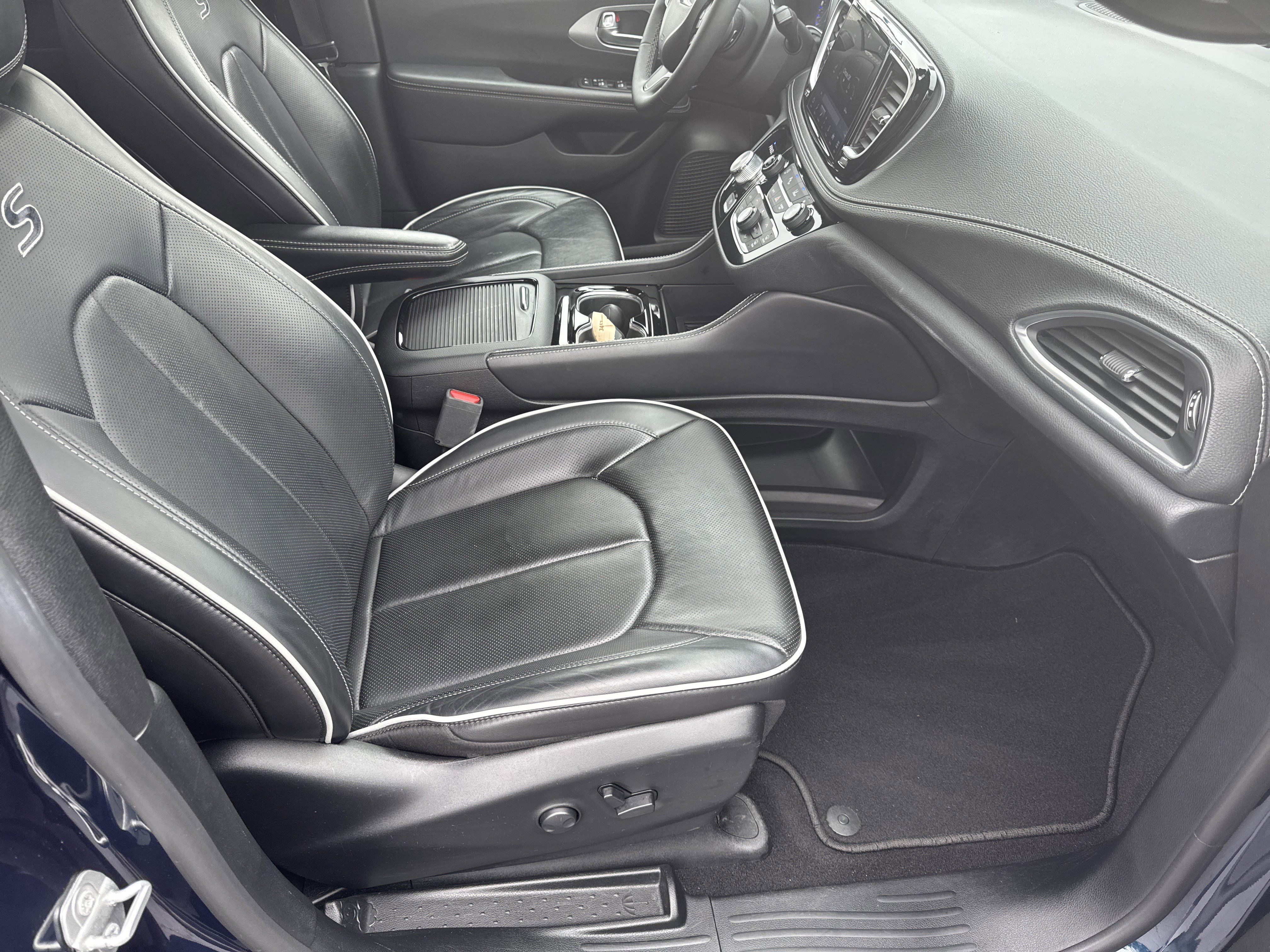 Used 2025 Chrysler Pacifica Limited image 13