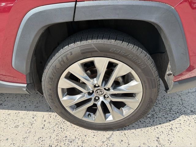 Used 2020 Toyota RAV4 XLE Premium FWD image 6