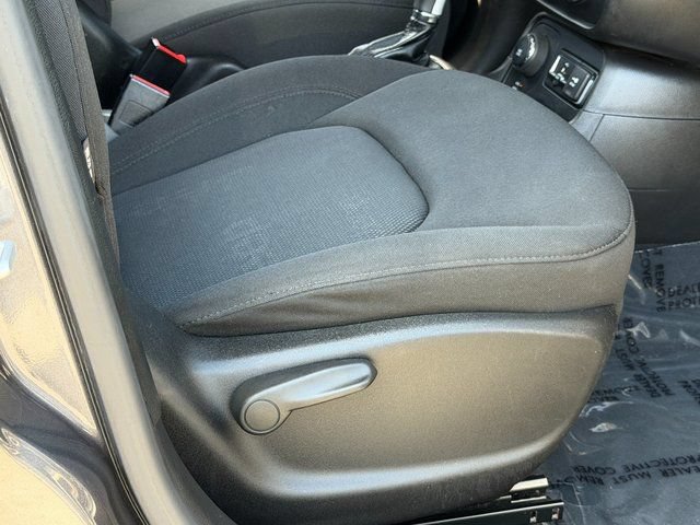 Used 2017 Jeep Renegade Latitude AWD/4WD image 28