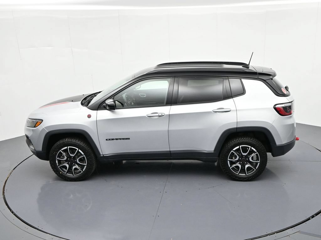 Used 2025 Jeep Compass Trailhawk AWD/4WD image 19