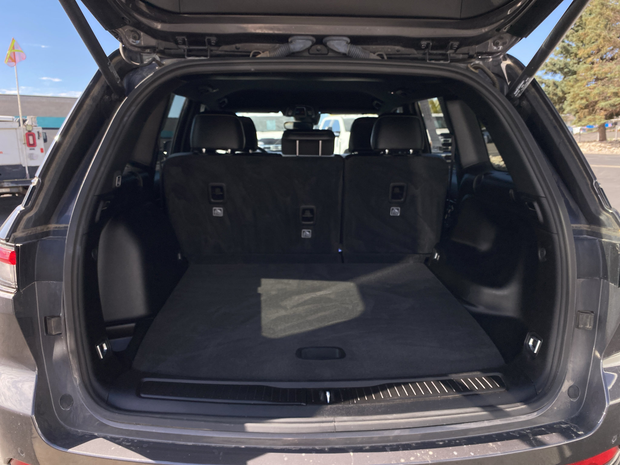 Used 2023 Jeep Grand Cherokee Altitude AWD/4WD image 4