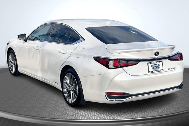 Used 2019 Lexus ES 300h w/ Accessory Package 2 image 2