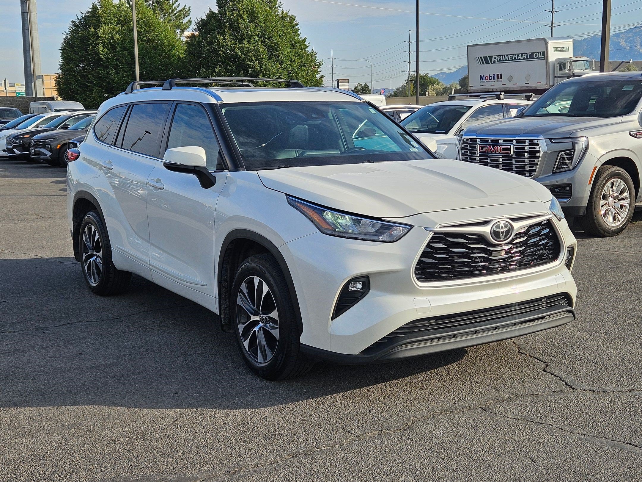 Used 2020 Toyota Highlander XLE AWD/4WD image 13