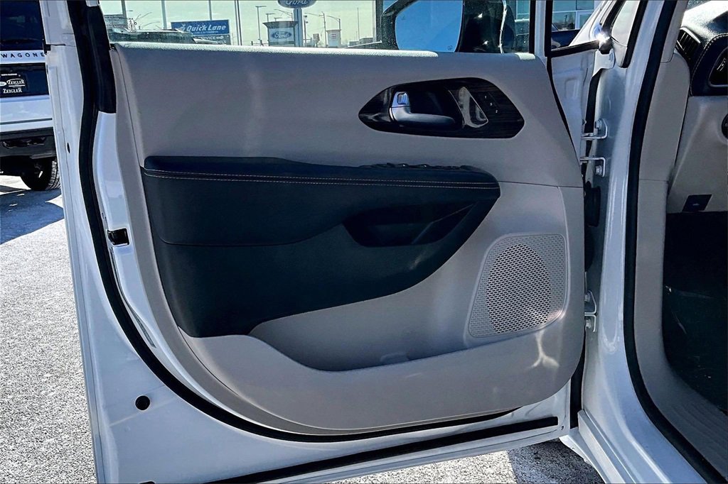 Used 2023 Chrysler Pacifica Limited image 22