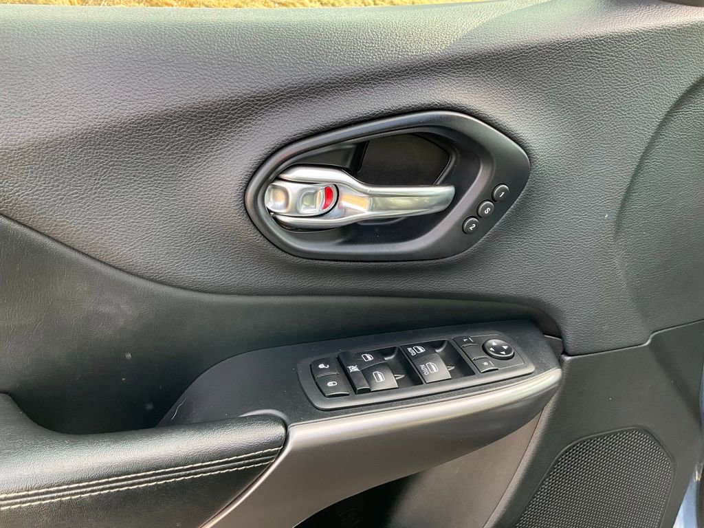 Used 2019 Jeep Cherokee Limited image 21