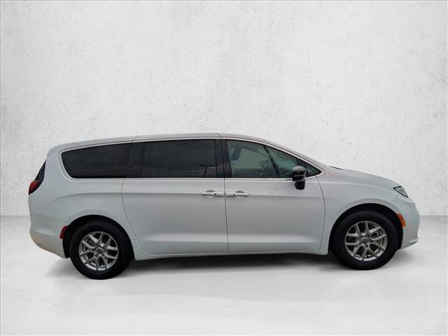Used 2024 Chrysler Pacifica Touring-L FWD image 4