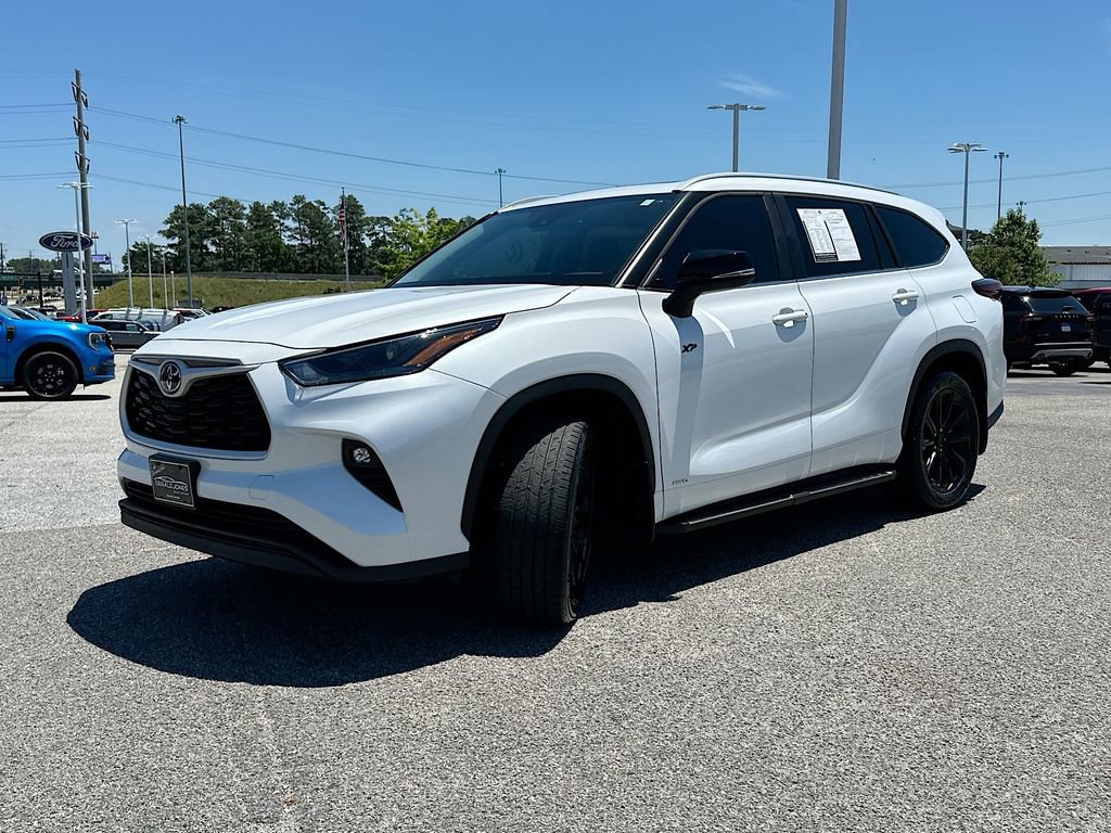 Used 2025 Toyota Highlander XLE AWD/4WD image 2