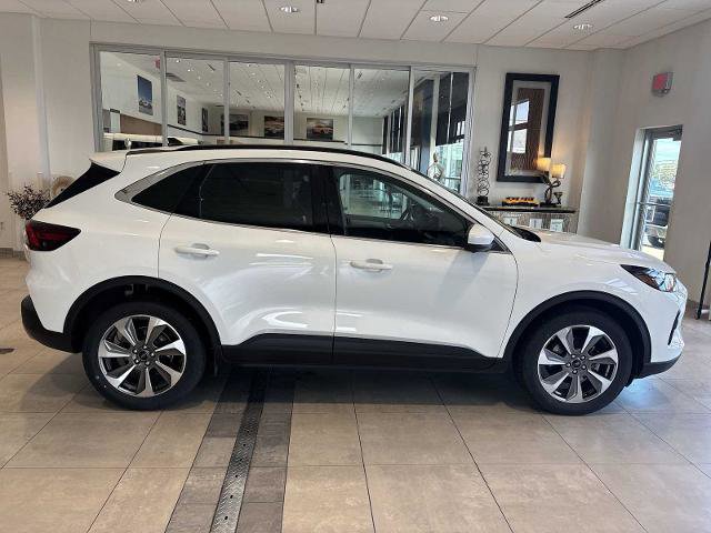 Certified 2024 Ford Escape Platinum AWD/4WD image 2